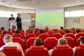 abdullah-avci-ozkan-sumer-futbol-akademisini-ziyaret-etti-M4wXAdap.jpg