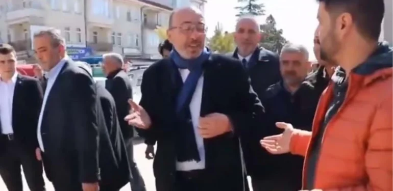 ak-parti-kutahya-vilayet-lideri-onsaydan-gazeteciye-isine-bak-carparim-Gf7bdsMM.jpg