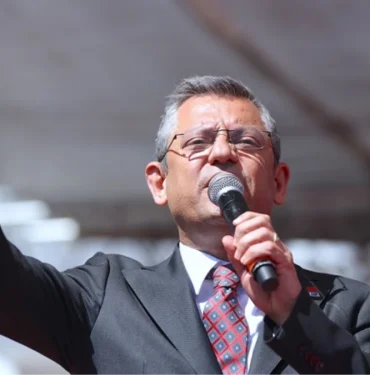 ak-parti-mitinginde-attiklari-sloganla-cumhurbaskanini-kizdiran-eytli-kumeye-ozgur-ozel-sahip-cikti-erdogan-9KvQrfFK.jpg