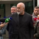 arnavutluk-basbakani-kendisine-soru-soran-gazetecinin-yuzunu-sikti-44zLXIIK.jpg