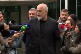 arnavutluk-basbakani-kendisine-soru-soran-gazetecinin-yuzunu-sikti-44zLXIIK.jpg