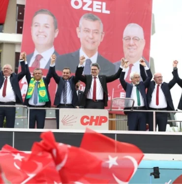 chpnin-balikesir-edremit-mitinginde-buyuk-gaf-ezan-ne-vakit-okunuyor-ben-zayifim-bu-konuda-uCDNXe8K.jpg
