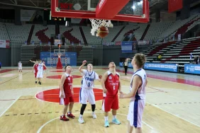 down-sendromlu-ulusal-basketbol-grubu-finlandiyayi-yendi-suUdeOii.jpg