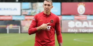 fernando-muslera-fatih-terimin-grubuna-imzayi-atiyor-HTW4inNX.jpg