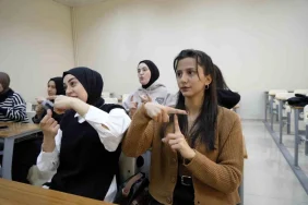 gumushane-universitesi-yasli-bakimi-kismi-ogrencileri-isaret-lisaniyla-yasli-bakim-haftasini-kutladi-y7kItqKB.jpg