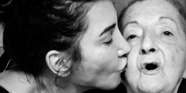 hande-yenerin-anne-hasreti-fotograflarini-paylasti-G2ufWwI2.jpg