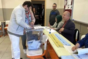 ilker-aksum-oy-kullanirken-pusulanin-katlanmasinin-guc-oldugunu-belirtti-N8WhrCzU.jpg