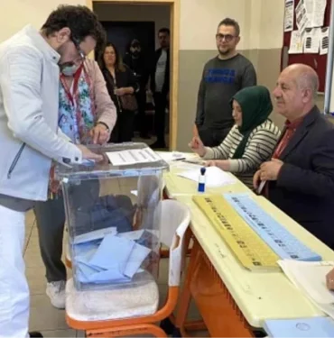 ilker-aksum-oy-kullanirken-pusulanin-katlanmasinin-guc-oldugunu-belirtti-N8WhrCzU.jpg