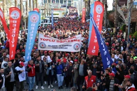 izmir-buyuksehir-belediyesinde-vazifeli-6-bin-emekci-aksiyona-cikti-kent-ulasiminda-aksama-yasandi-rTBN3YUl.jpg