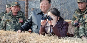 kuzey-kore-baskani-kiziyla-birlikte-cephede-dusman-ulkenin-mevzilerini-izlediler-REzb3Wxu.jpg