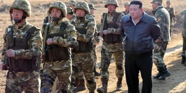 kuzey-kore-onderi-kim-jong-un-askerlere-savas-hazirliklarini-artirma-buyrugu-verdi-L92pnEFr.jpg