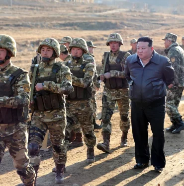 kuzey-kore-onderi-kim-jong-un-askerlere-savas-hazirliklarini-artirma-buyrugu-verdi-L92pnEFr.jpg
