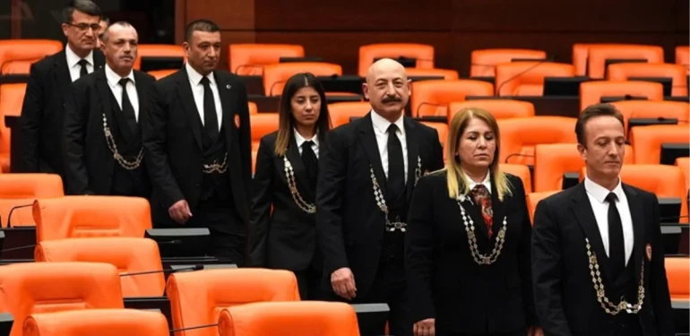 meclisin-sir-kupleri-2si-bayan-8-kavas-siyasi-tarihine-yakindan-taniklik-ediyor-fvBsh9aZ.jpg