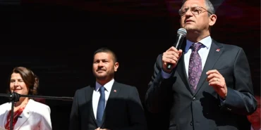 mitingde-atilan-slogani-duyan-chp-baskani-ozgur-ozel-cabucak-devreye-girdi-evladim-o-bildirisi-zWgb5iV6.jpg