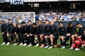 napoli-irkcilik-aykirisi-diz-cokme-hareketi-yapti-nJ4uxewq.jpg