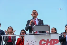 ozgur-ozelden-bana-abla-mabla-demeyin-diyen-aksenere-cevap-cani-sag-olsun-ablam-benim-BZfDNqUp.jpg