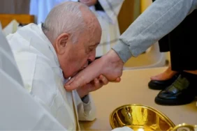papa-francis-paskalya-yortusu-kapsaminda-12-bayan-mahkumun-ayaklarini-yikadi-KYqiWpEs.jpg