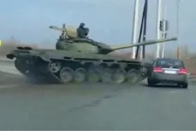rusyada-akilalmaz-kaza-kirmizi-isikta-bekleyen-araca-tank-carpti-nKbqmehs.jpg
