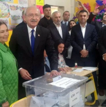 sandik-basina-giden-kilicdaroglu-14-yil-sonra-bir-birincisi-yasadi-Wm5a4dxM.jpg