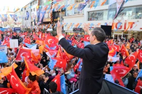 sultanbeylide-ak-parti-adayi-ali-tombas-acik-orta-onde-XSUiG8UX.jpg