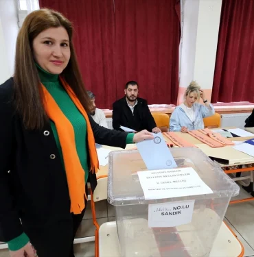 turkiye-sandik-basinda-32-vilayette-oy-verme-sureci-basladi-yAImDO3M.jpg