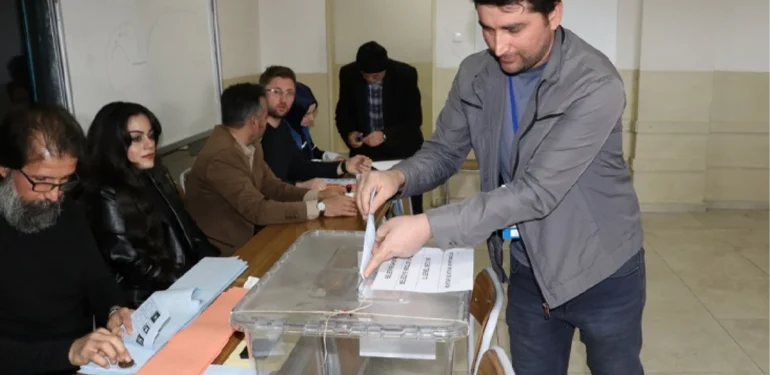turkiye-sandik-basinda-istanbul-ve-ankara-dahil-49-vilayette-oy-verme-sureci-basladi-BjhJf3q9.jpg