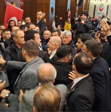 umit-ozdag-partililer-ortasinda-cikan-hengameye-ofkelendi-afganlar-mi-geldi-buraya-suriyeliler-mi-girdi-QbIWGGYL.jpg