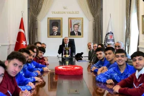 yavuz-sultan-selim-anadolu-lisesi-futbol-grubu-vali-aziz-yildirimi-ziyaret-etti-nf6McJ2x.jpg