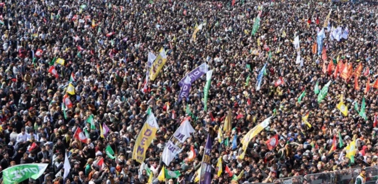 yenikapi-miting-alaninda-teroristbasi-ocalan-posteri-acan-2-kisi-tutuklandi-DalYC1AR.jpg