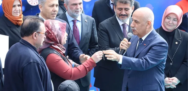 zelzele-konutlari-teslim-merasiminde-cumhurbaskani-erdogan-ile-vatandas-ortasinda-enteresan-diyalog-RWN38crO.jpg