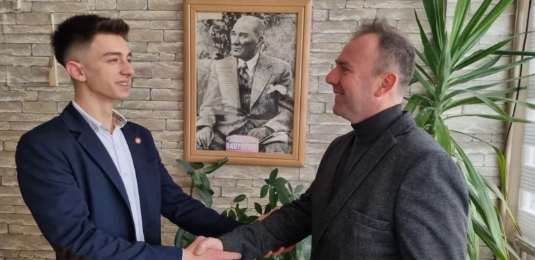 18 yaşında mahallesine muhtar oldu