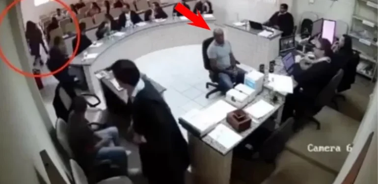 Babasının katiline mahkeme salonunda 6 el ateş ederek ağır yaraladı