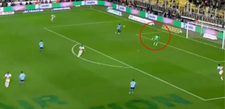Bu nasıl hata! Kaleyi Livakovic’den devralan İrfan Can, taraftara saç baş yoldurdu