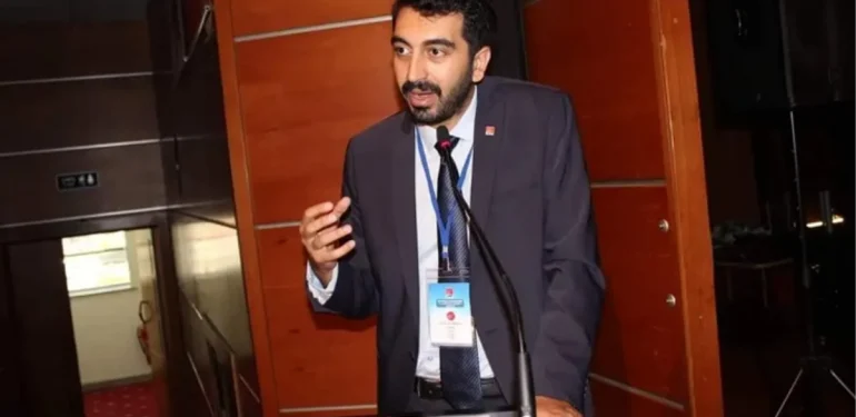 CHP’li Tuzla Belediye Başkanı Eren Ali Bingöl mazbatasını aldı