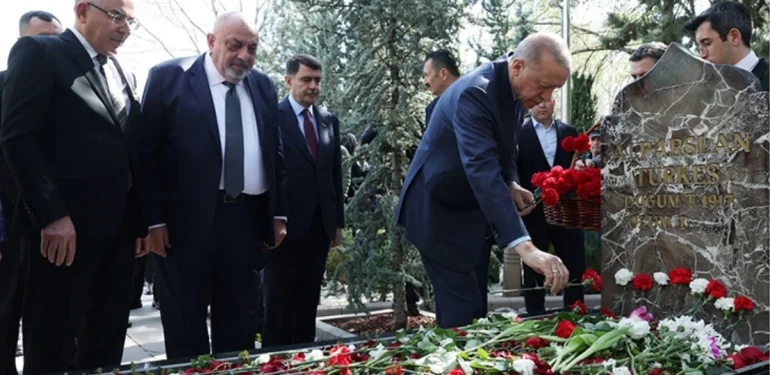 cumhurbaskani-erdogandan-alparslan-turkesin-kabrine-ziyaret-ksxwEGnU.jpg