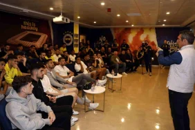 fenerbahce-baskani-ali-koc-ve-idaresi-futbol-kadrosuyla-bulustu-ySWmJHmF.jpg