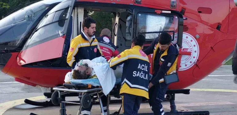 Mangal yakmak isterken akaryakıtın parlaması sonucu yandılar: Yardıma ambulans helikopter yetişti