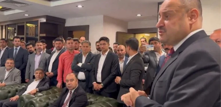 Mehmet Kasım Gülpınar süratli başladı! Tebrik için gelen işçisi “Hadi misyonunuzun başına” diyerek gönderdi