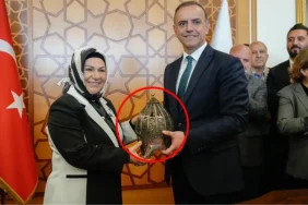 seyma-dogucunun-secimi-kaybettigi-rakibine-verdigi-ikram-devir-teslim-merasimine-damga-vurdu-s29aPucT.jpg
