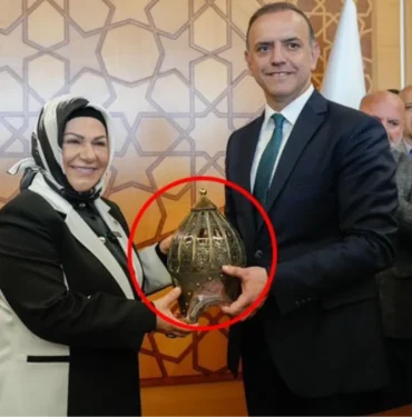 seyma-dogucunun-secimi-kaybettigi-rakibine-verdigi-ikram-devir-teslim-merasimine-damga-vurdu-s29aPucT.jpg