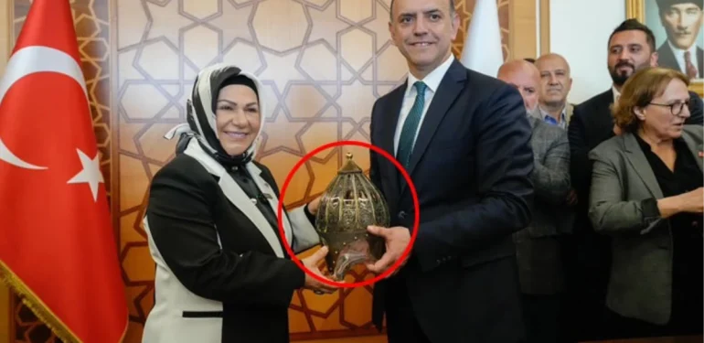 Şeyma Döğücü’nün seçimi kaybettiği rakibine verdiği ikram devir-teslim merasimine damga vurdu