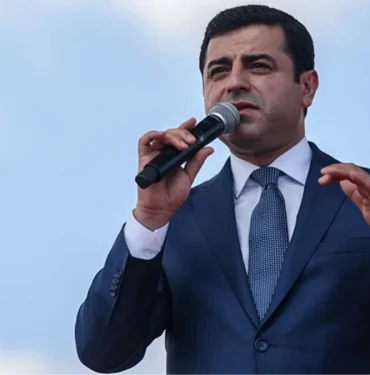 vanda-belediye-baskanliginin-ak-partiye-gecmesine-ait-selahattin-demirtastan-birinci-kelamlar-mBMT3lru.jpg