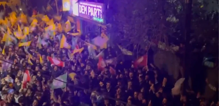 Van’da mazbata krizinin aşılmasından sonra protestolar, yerini sevinç şovlarına bıraktı