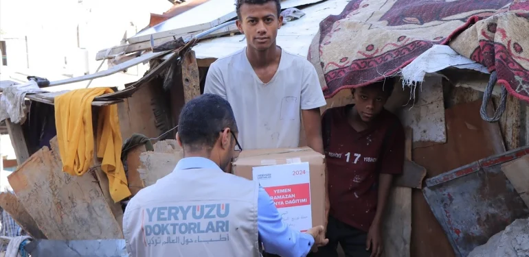 Yeryüzü Tabipleri Yemen’de Ramazan Ayında Muhtaçlık Sahiplerine Kumanya Dağıttı